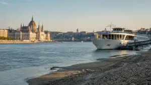 Crociere sul Danubio: nave da crociera fluviale ormeggiata sul Danubio a Budapest con livello dell’acqua basso