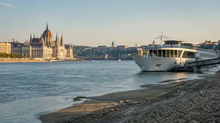 Nave da crociera fluviale ormeggiata sul Danubio a Budapest con livello dell’acqua basso