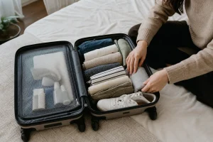 Bagaglio a mano aperto con capi essenziali per una settimana
