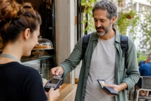 Viaggiatore paga all’estero con carta e conserva una piccola somma in contanti