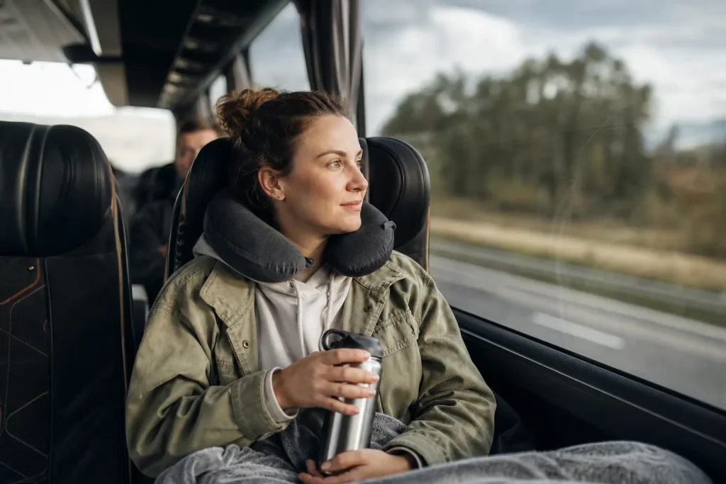 Viaggio lungo in autobus: viaggiatrice comoda durante un lungo viaggio in autobus