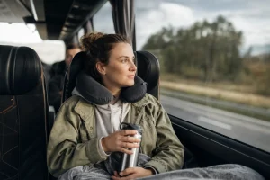 Viaggio lungo in autobus: viaggiatrice comoda durante un lungo viaggio in autobus